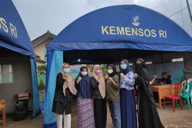 Para mahasiswi mengikuti aksi galang dana untuk korban bencana di sukamakmur (Dokumentasi Bogor Times)
