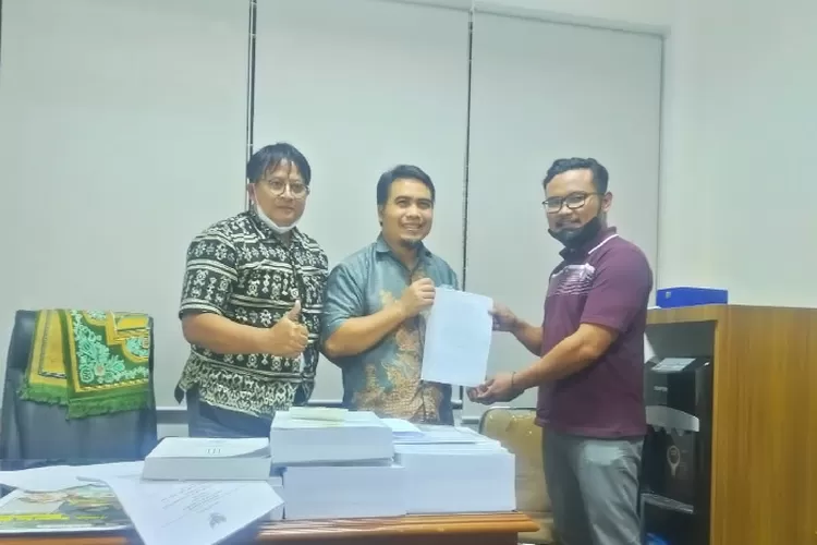 Anggota DPRD Kabupaten Bogor, Teguh Widodo beserta kuasa hukum dan perwakilan redaksi Bogor Times. (Dokumentasi Kuasa Hukum PKS/Bogor Times)