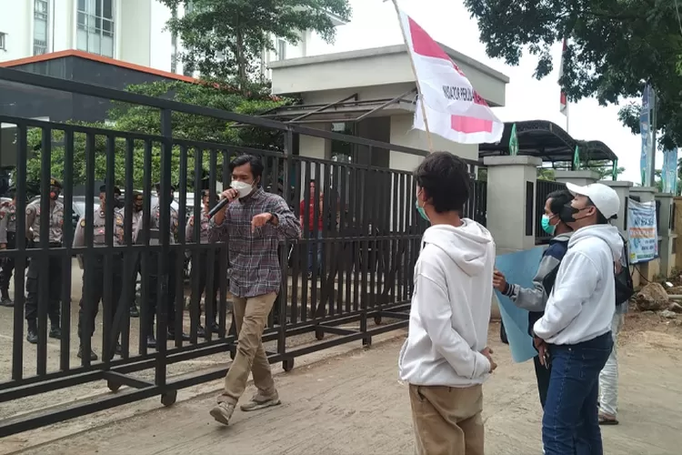 Salah satu mahasiswa sedang orasi depan Dinas Kesehatan Kabupaten Bogor (Dokumentasi Bogor Times)