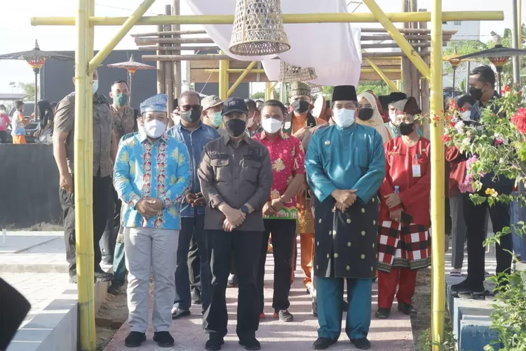 Gubernur Riau Syamsuar bersama Bupati Siak Alferdi dan Wakil Bupati Siak Husni Merza. (Sugianto/HRC)