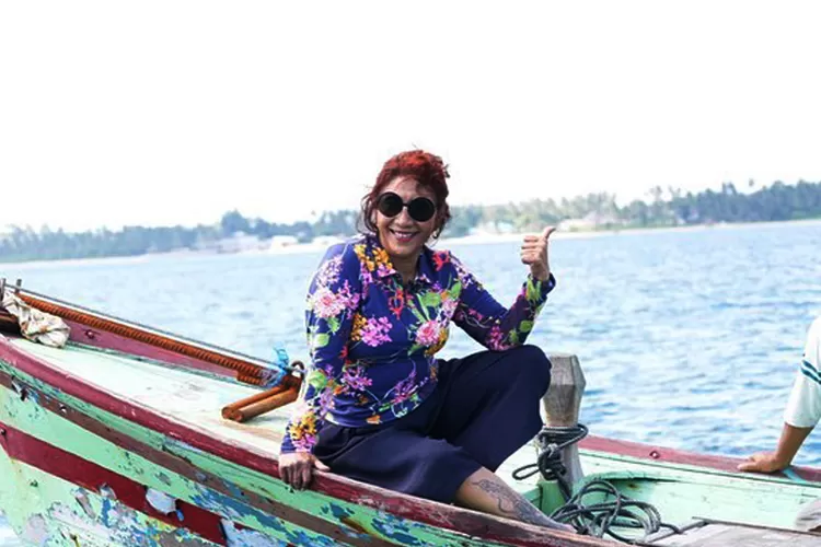 Susi sedang naik perahu  (Instagram @ susipudjiastuti115)