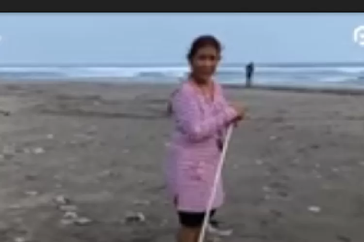 susi dalam hari-harinya membersihkan pantai dari kotoran (youtube.com )
