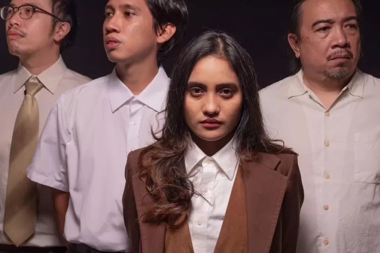 Ananda Badudu menyanyikan lagu 'Bangun Bajingan' yang menjadi OST Film 'Seperti Dendam Rindu Harus Dibayar Tuntas' (Instagram/@anandabadudu)