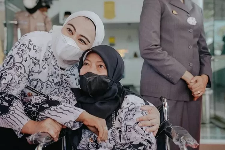 Poto bersama Bupati Karawang Cellica Nurachadiana bersama guru saat Perayaan Hari Guru Nasional (Instagram Cellica)