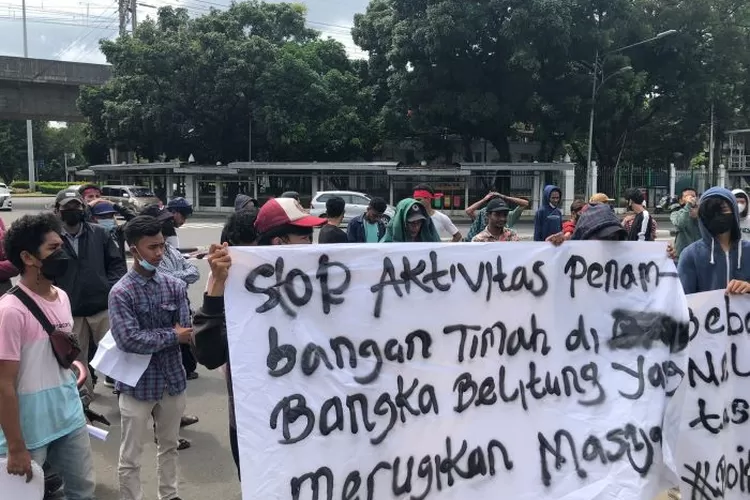 Kantor PT Timah dan KLHK Digeruduk Pendemo (dok. klikanggaran/Ist.)