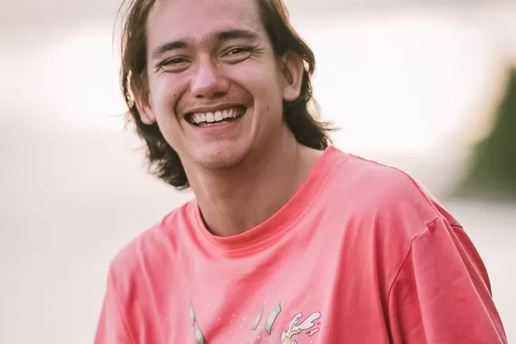 Profil Biodata Adipati Dolken Lengkap Agama Instagram Nama Istri