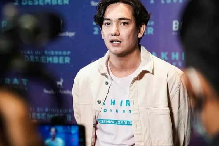 Profil Dan Biodata Adipati Dolken Pemain Film Akhirat Yang Tayang Awal