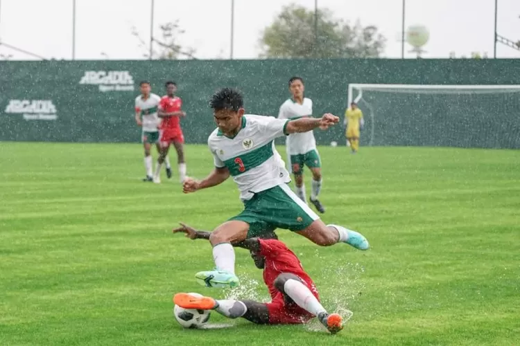 Pemain tim nasional U-18 bertanding melawan Mamakoto (MMK) FC Gambia dalam laga persahabatan di Limak Football Complex, Antalya, Turki, Sabtu (27/11). Indonesia memenangkan pertandingan itu dengan skor 2-1.  (ANTARA/HO/PSSI)