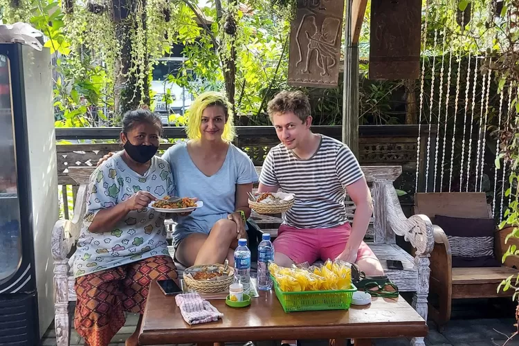 Turus menikmati makanan di Warung Jhabu (IG warung Jhabu)