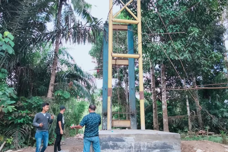 Rehabilitasi Jembatan Gantung Desa Muara Beliti Baru (Klikanggaran/Iyan)