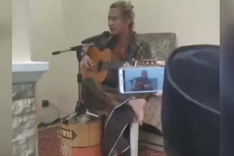 Habib Bahar Smith bermain gitar (Tangkapan layar Khan Channel)