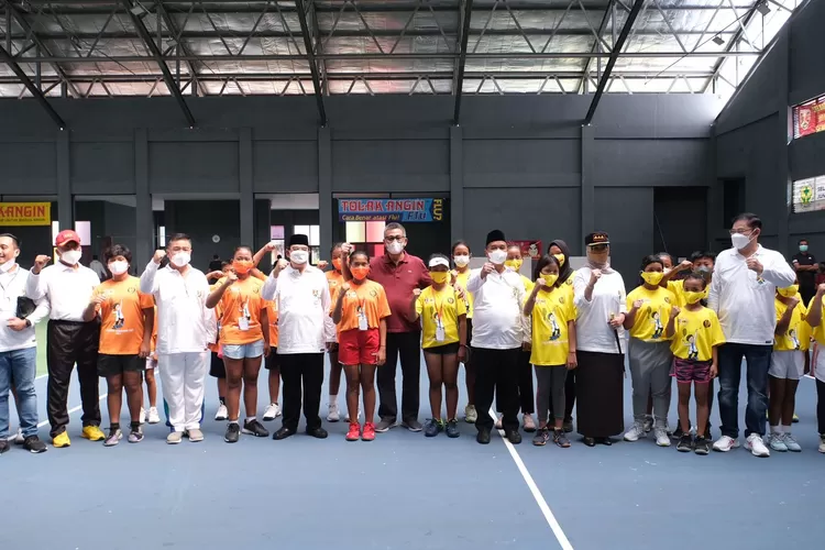 Para atlet sebelum bertanding di Kejuaraan Nasional (Kejurnas) tenis lapangan junior dan senior TDP Piala Wali Kota Magelang tahun 2021  (Foto: Pemkot Magelang)