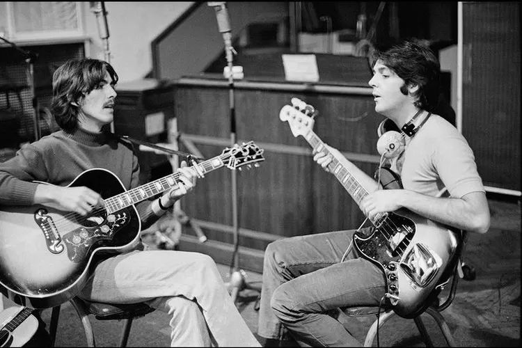 Paul McCartney dan George Harrison Bersama Instrumen Andalan (Instagram/paulmccartney)