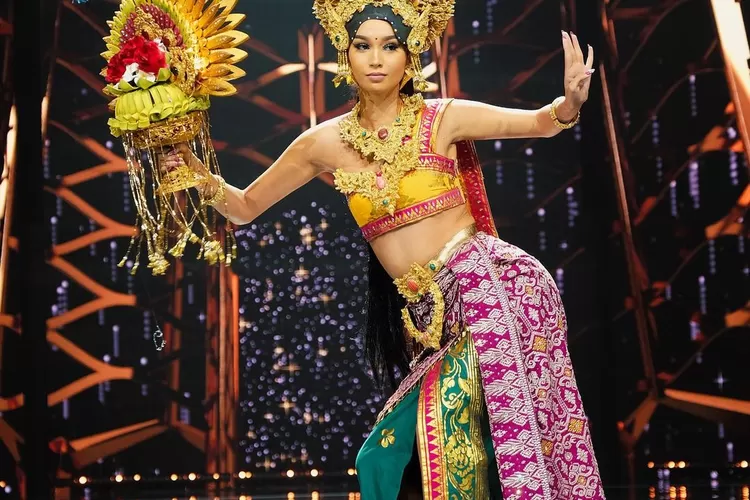 Sophia Rogan mewakili Indonesia dan mengenakan baju khas Bali di ajang kecantikan Miss Grand International 2021. (instagram @missgrandinternational)
