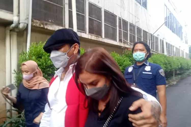 Jerinx dan Nora Alexandra saat di Polda Metro Jaya. (Yeni Lestari)