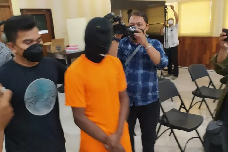Pelaku pembunuhan diamankan di Polda DIY. ( Foto: Samento Sihono)