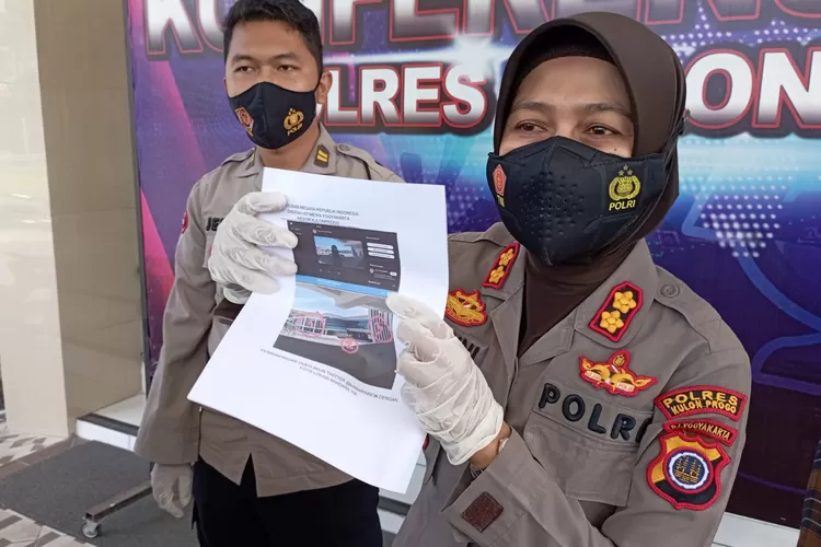 Kapolres Kulon Progo menujukkan gambar lokasi wanita misterius buka baju di Bandara YIA. (foto: Amin Kuntari)