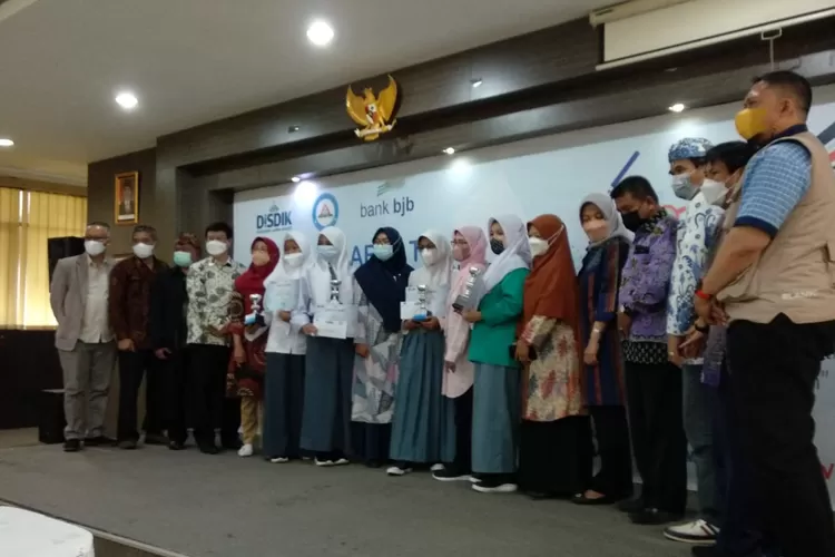 Peserta dan guru pembimbing Lomba Karya Tulis Dewi Sartika Antar SMA, SMK, MA dan SLB se Jawa Barat (Foto: Gorajuara)