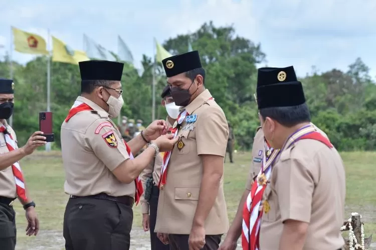 Ketua Mabicab Kabupaten Batang Hari Menerima Penghargaan dari Ketua Pengakap Negeri Sabah Malaysia (Kominfo Batang Hari)