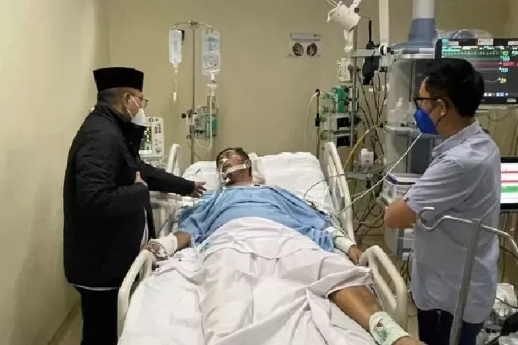 Ketua Umum PAN Zulkifli Hasan didampingi Ketua DPW PAN DKI Jakarta Eko Hendro Purnomo atau Eko Patrio saat menjenguk politikus PPP, Abraham Lunggana atau Haji Lulung, yang tengah dirawat di RS Harapan Kita, Jakarta Barat, Jumat (3/12/2021) lalu. [dok]