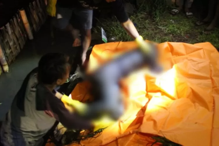 Polisi melakukan indetifikasi mayat pemuda tewas ditemukan diselokan Kelurahan Balok Kota Kendal, Minggu 4 desember 2021 dinihari.  (edi prayitno/kontributor Kendal)