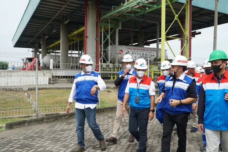 Komisaris Utama PT Pertamina Patra Niaga, S. Milton Pakpahan menyelenggarakan Management Walkthrough (MWT) ke beberapa wilayah operasi perusahaan di wilayah Jawa Bagian Tengah (JBT). (dok Humas Pertamina.)