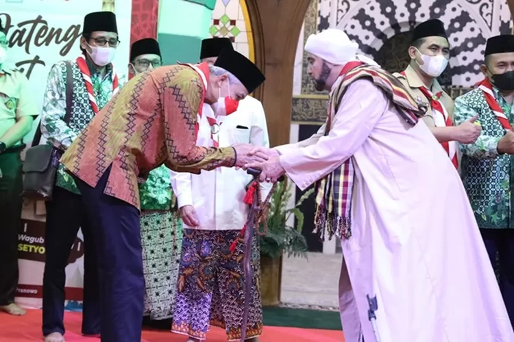 Ganjar dan Habib Syech bertemu dalam gelaran Pramuka Berselawat di Gedung Bustanul Asyiqin Surakarta, Jumat 3 desember 2021. (dok)