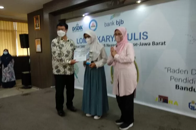 Dede Sisca Apriliani, siswi SMK Negeri 1 Tasikmalaya dan guru pembimbingnya  Lilis Julaeha saat menerima hadiah (Foto: Gorajuara)