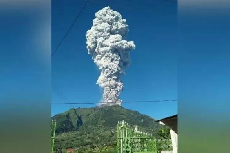 Erupsi Gunung Semeru.