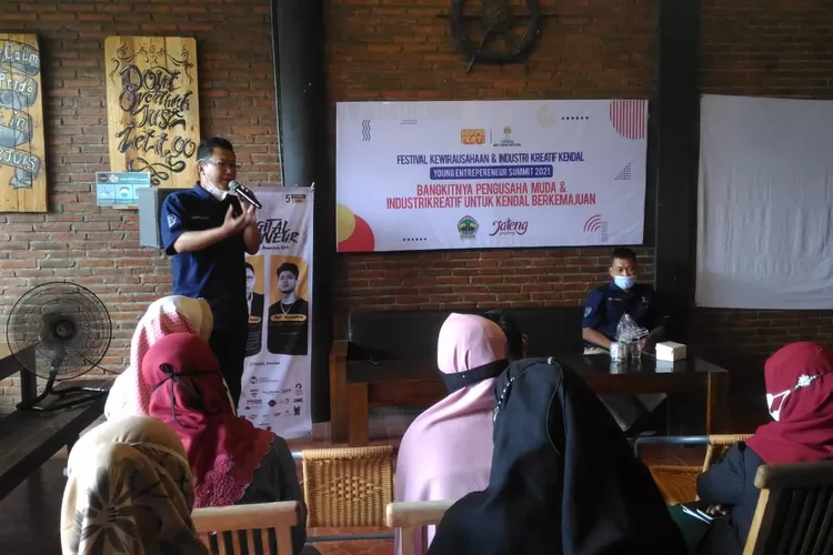  Ketua BPC HIPMI Kendal M Arifianto membuka pelatihan digital preneur di bourjuis Minggu 05 desember 2021. (edi prayitno/kontributor kendal)