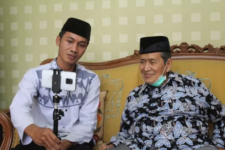 Ketua PW DMI Jawa Tengah, Drs KH Achmad  Bersama Ketua Umum PW PRIMA DMI Jateng, Ahsan Fauzi Saat Membuat Konten Untuk Gerakan Literasi Digital 2021. (dok DMI Jateng)