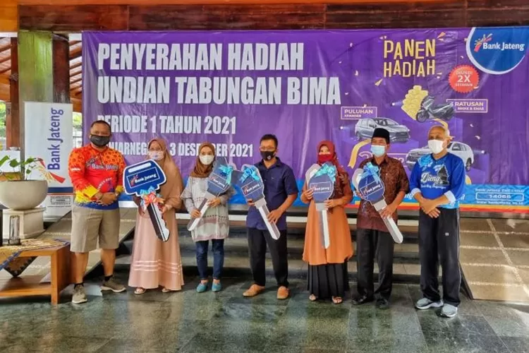 Bank Jateng Cabang Banjarnegara menyerahkan 11 hadiah undian Tabungan Bima periode I tahun 2021. (dok Bank Jateng)