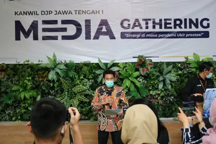 Kepala Bidang Penyuluhan Pelayanan dan Hubungan Masyarakat (Kabid P2Humas) Mahartono menyampaikan penjelasan di sela-sela media gathering di Rumah Makan Pesta Keboen, Semarang Senin 6 Desember 2021.  (dok Kantor Wilayah DJP Jawa Tengah I)