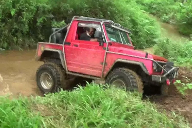 Bupati Kendal Dico M Ganinduto memacu adrenalin dalam wisata offroad jeep bersama komunitas Jeep Boja melintas medan berlumpur.   (edi prayitno/kontributor Kendal)