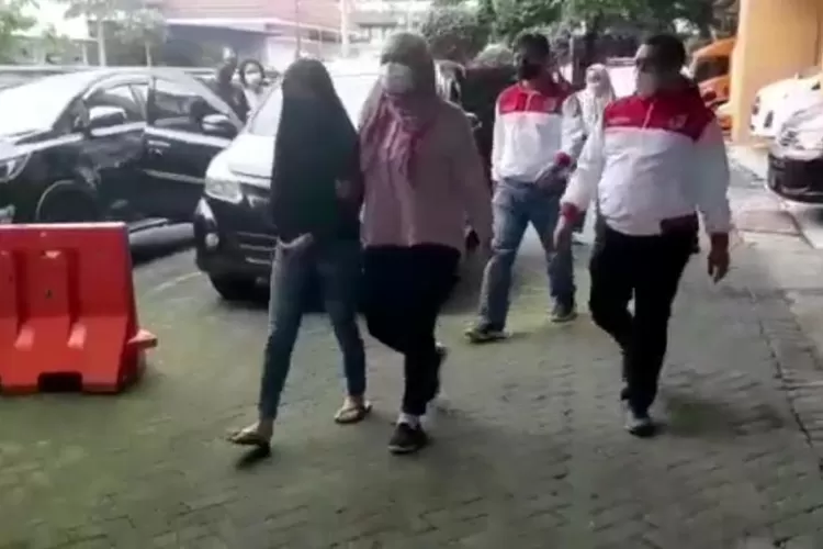 Siskaeee saat dibawa ke ruang penyidik Polda DIY. (Foto: Dokumen Humas Polda DIY)