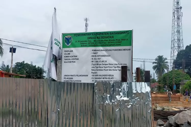 Papan proyek pembangunan gedung psukesmas (Klikanggaran/Anuza)