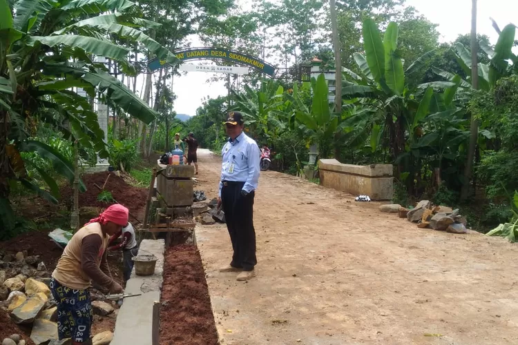 Kepala Desa Sidomakmur Bambang Sukaryono mengecek pekejraan pembangunan jalan penghubung Sidomakmur hingga Magangan Ngampel. (edi prayitno/kontributor Kendal)