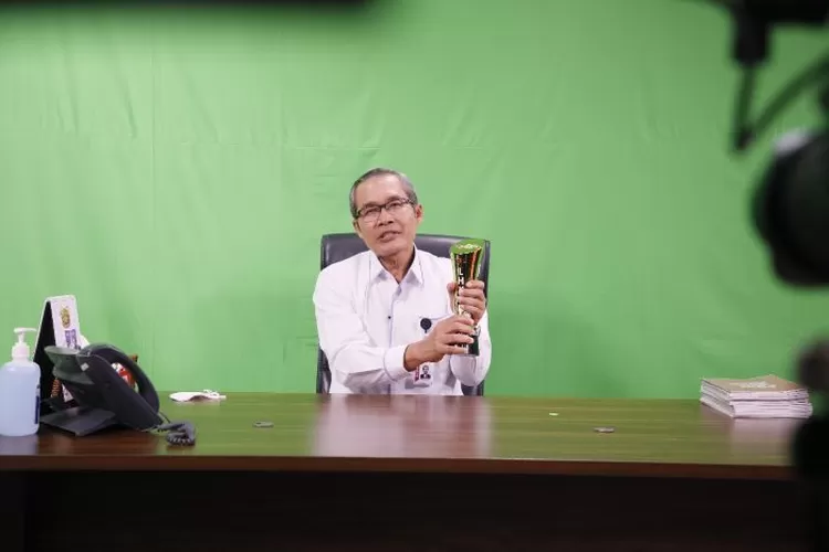 Wakil Ketua KPK, Alexander Marwata, saat memberikan pernghargaan ketika daring (KLikanggaran/BudiS)