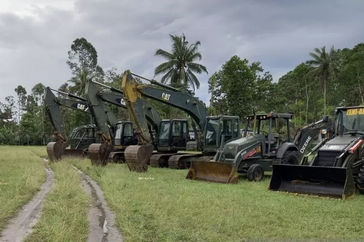 Tambahan alat-alat berat tersedia untuk membantu kerja BNPB di lokasi terdampak erupsi Gunung Semeru di Lumajang, Jawa Timur, Senin (6/12/2021).  (ANTARA/HO-Puspen TNI)