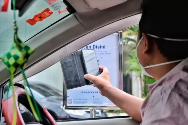 PT Pertamina Patra Niaga Regional Jawa Bagian Tengah mewajibkan QR Code Aplikasi PeduliLindungi di lingkungan Pertamina Group. (Dok Humas Pertamina)