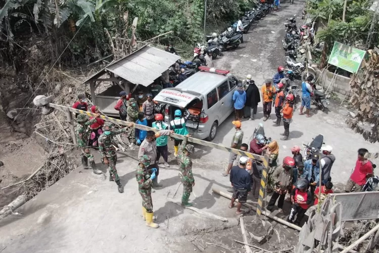 Proses pencarian dan evakuasi korban terdampak erupsi Gunung Semeru oleh tim satuan tugas gabungan, Senin (6/12). (BPBD Provinsi Jawa Timur)