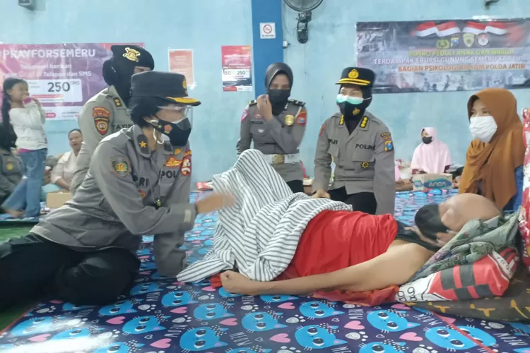 Polwan gelar baksos kepada warga terdampak erupsi gunung merapi. (Humas Polri)