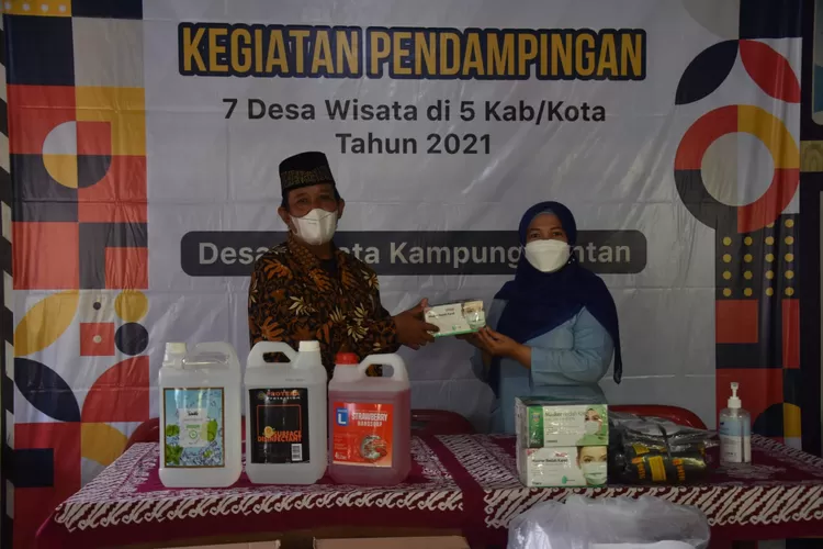  Dinas Pariwisata DIY memberikan bantuan berupa perlengkapan kebersihan (Dinas Pariwisata DIY)