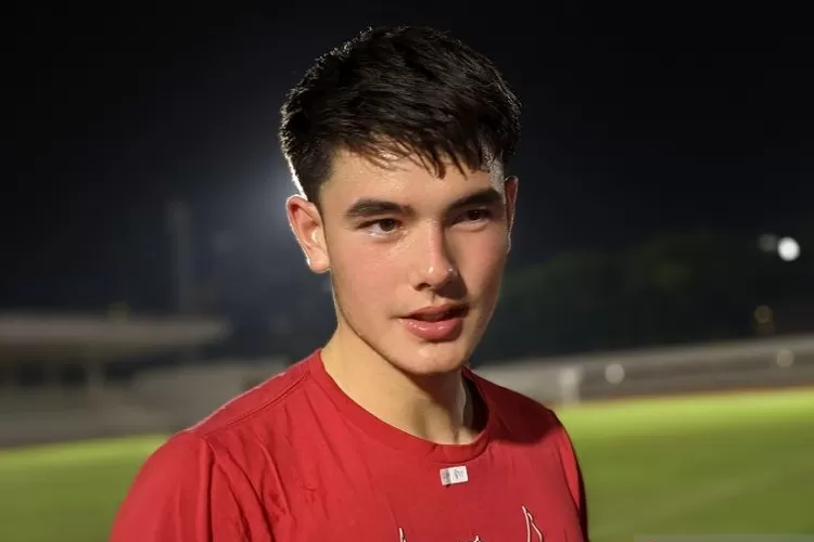 Bek tengah tim nasional Indonesia Elkan Baggott memberikan keterangan kepada pewarta usai berlatih di Stadion Madya Gelora Bung Karno, Jakarta, Rabu (10/11/2021). Elkan menyampaikan beberapa hal terkait pengalamannya memperkuat skuad berjuluk "Garuda" dan persiapan menuju Piala AFF 2020. ( Michael Siahaan)