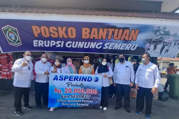 DPW Asperindo Jawa Timur memberikan bantuan untuk korban terdampak erupis Gunung Semeru - Foto: Dokumen Asperindo
