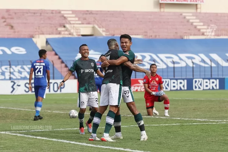 Dimas Drajad memeluk Ciro Alves usai mencetak gol ke gawang Persiraja yang dijaga Aji Bayu dalam lanjutan BRI Liga 1, Kamis 9 Desember 2021.  (Dok PT LIB)