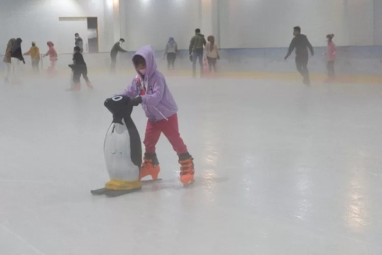 Sleman City Hall membuka wahana seluncur es, SCH Ice Skating Arena yang bisa menjadi alternatif rekreasi keluarga di Yogyakarta (Instagram/@slemancityhall)