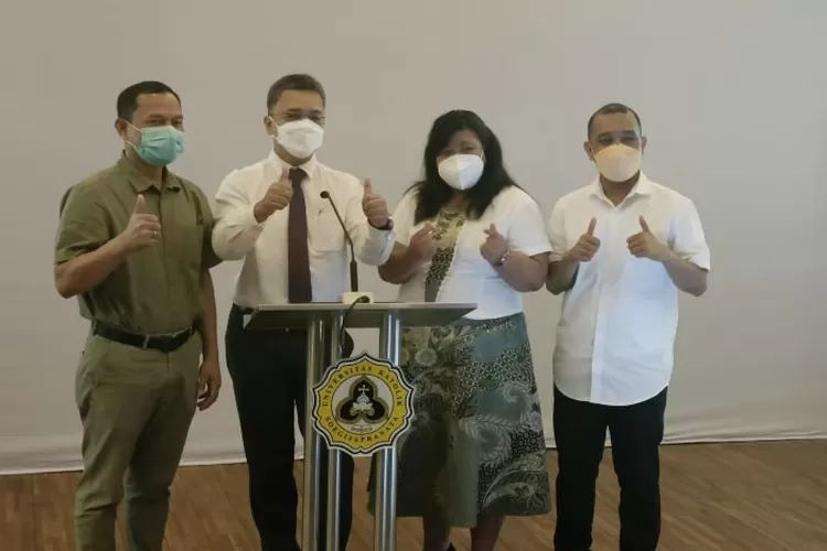   Dekan FK Unika Soegijapranata dr. Indra Adi Susianto, MSi Med SpOG, Kaprodi FK Unika Soegijapranata dr Fransisca Pramesshinta Hardimarta MSi Med, Programer Field Lab FK Unika Soegijapranata Perigrinus H Sebong, MPH dan Ketua Dies Natalis Fakultas Kedokteran (FK) Unika Soegijapranata ke-3  dr Jonsinar Silalahi MSi Med SpB SpBA di Gedung Thomas Aquinas lantai 3, Kamis 9 Desember 2021. (dok Unika)