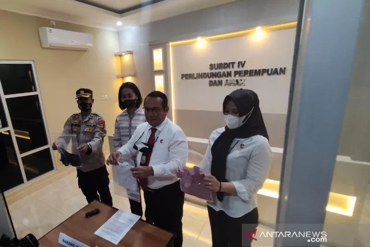 Direktur Direktorat Reserse Kriminal Umum Polda Sumsel Komisaris Besar Polisi Hisar Siallagan dalam ungkap kasus pelecehan seksual oknum dosen A menunjukkan barang bukti, Senin (6/12/2021).  (ANTARA/M Riezko Bima Elko P)