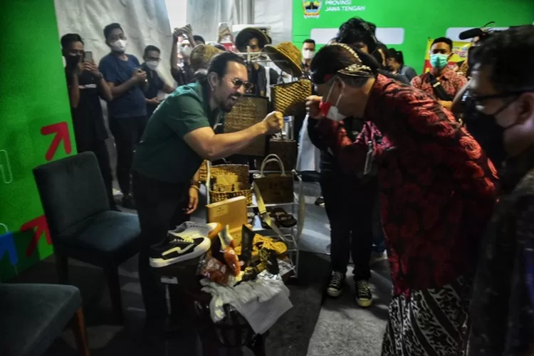 Gubernur Jawa Tengah Ganjar Pranowo saat bertemu dengan David Bayu eks vokalis Naif dalam acara bersama GoTo, Kamis 9 Desember 2021.  (Ayosemarang.com/ Audrian Firhannusa)